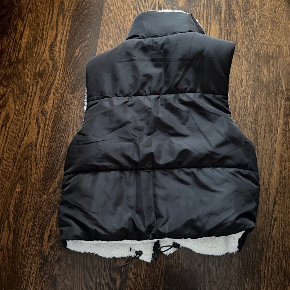 No boundaries reversible vest black with beige fur inside xs - Picture 8 of 8